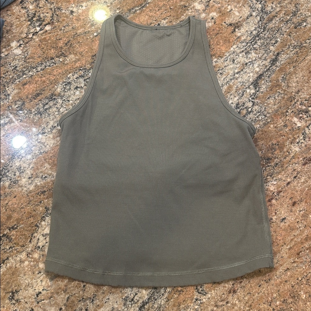 Vuori Women’s Sleeveless Shirt Size Small Tan